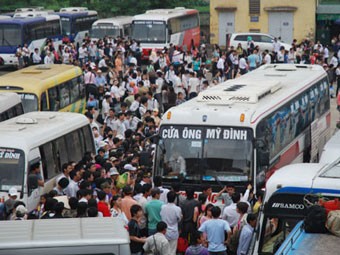 'Vỡ trận' bến xe Mỹ Đình: Nóng bỏng kẻ ở, người đi