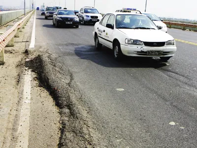 Mặt cầu Thăng Long hỏng: Hết đổ cho thời tiết lại đến ôtô