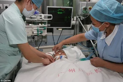 Em bé bị xe cán ở Trung Quốc đã qua đời