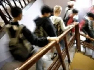Cho học sinh viết tập làm văn ‘tự sát’, giáo viên bị đình chỉ