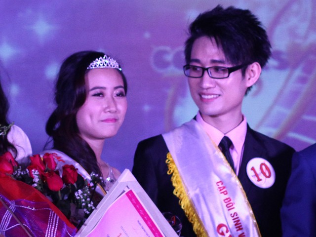 Đôi sinh viên giành giải thanh lịch nhờ... cá mập