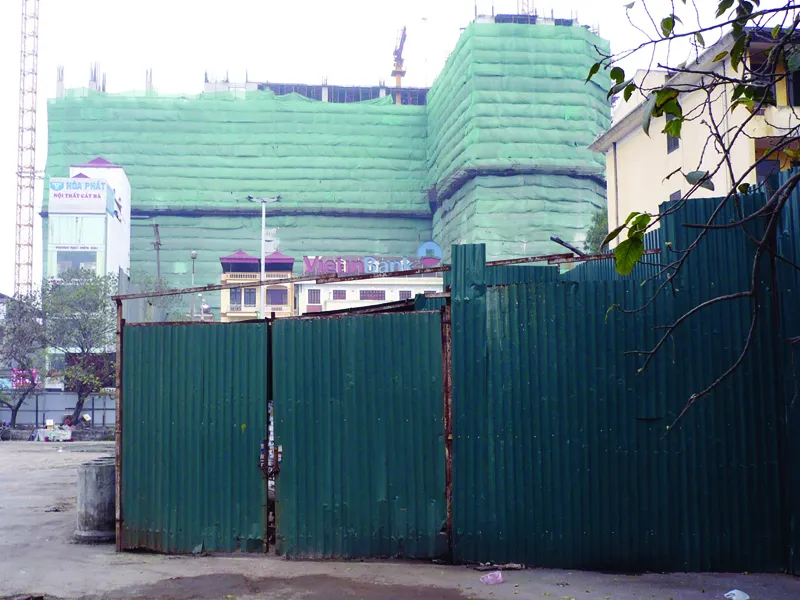 Một phần Bến xe Hà Đông đã được quây rào để triển khai dự án khu hỗn hợp cao tầng Sông Đà. Ảnh: Trọng Đảng