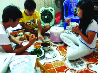 Bữa cơm trong mùa giá cả leo thang Ảnh: Hồng Vĩnh
