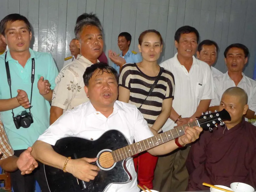 Bộ trưởng giao thông đệm đàn cho chiến sỹ Trường Sa