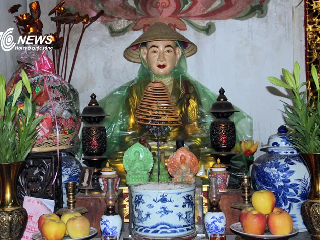 Tượng Phật chùa Một Cột đội nón, mặc áo mưa!?