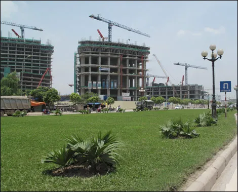Bất động sản: Tranh nhau mua hàng 'xiết' nợ