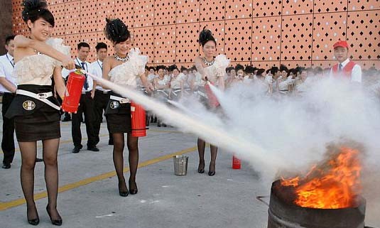 Váy ngắn, giày cao gót tập làm… lính cứu hỏa