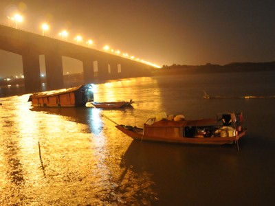 Theo chân thợ lặn nửa đêm tìm nạn nhân bị bác sĩ ném xác