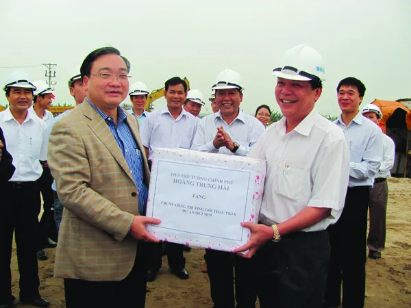 Ông Phan Quốc Hiếu (bên phải) trong một lần đón Phó Thủ tướng Hoàng Trung Hải tới thăm công trường