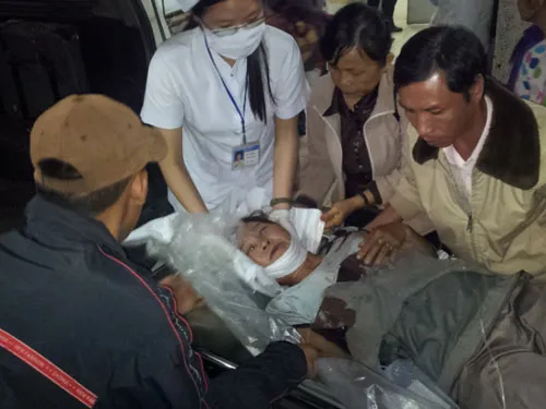 Vợ bí thư xã dùng rựa chém chủ nợ