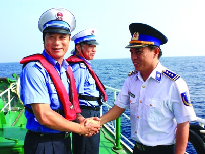 Cán bộ CSB Việt Nam trên tàu ngư chính Trung Quốc