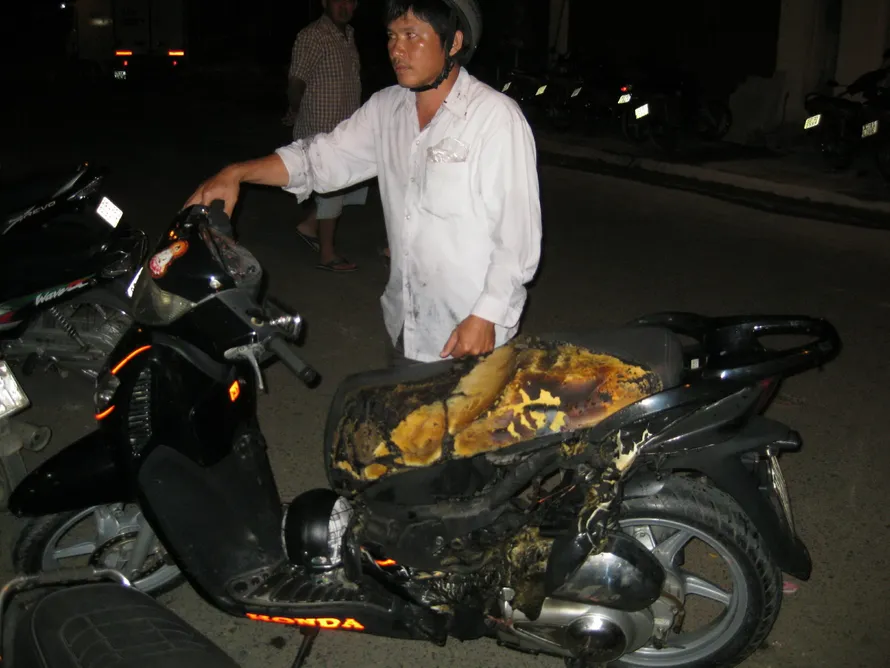 Xe bốc cháy trên đường dự lễ Nô-en