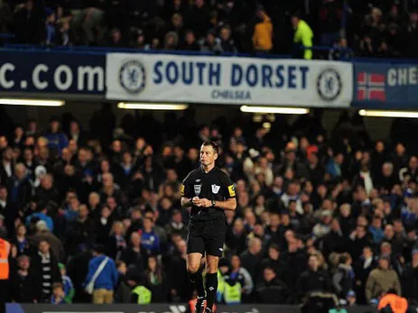 Bê bối phân biệt chủng tộc của trọng tài Clattenburg ở trận Chelsea - M.U