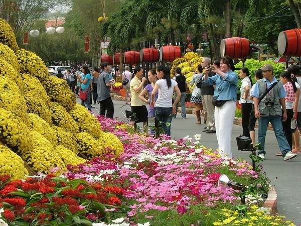 Ngắm biển đảo trên đường Hoa Nguyễn Huệ