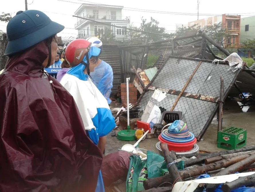 Đà Nẵng tả tơi vì bão