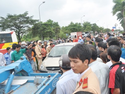 Nữ tài xế hất người lên nóc ca-pô, chạy hàng chục cây số