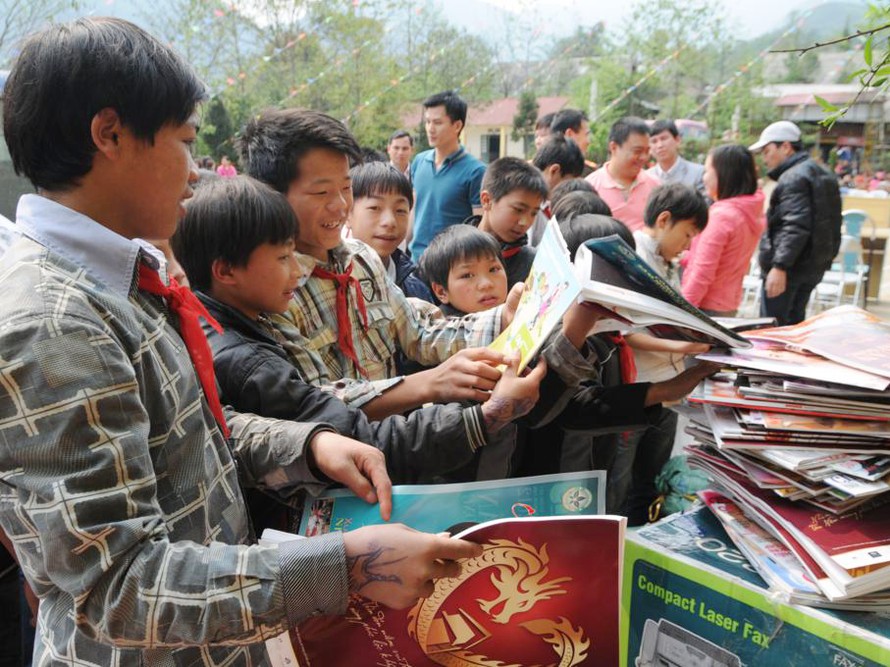 Hàng trăm gói quà từ thiện về với trẻ em nghèo Sa Pa