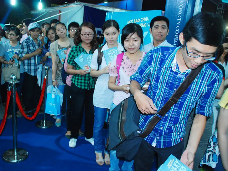 Tác giả ký sách mỏi tay