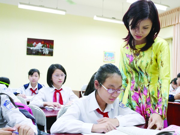 Tiết học thân thiện, hòa đồng giữa cô và trò trường THCS Kim Giang, Hà Nội. Ảnh: Xuân Phú