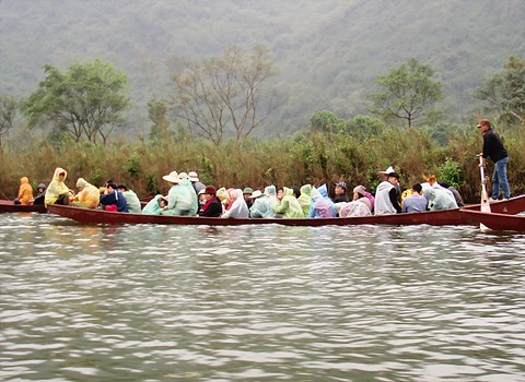 Đò đông, khách không phao du ngoạn Chùa Hương