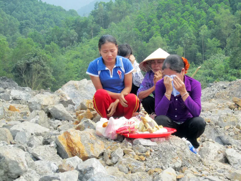 Người thân nhà bà Hoàn khóc cạn nước mắt sau mấy ngày ròng rã vẫn không tìm thấy xác của bốn người trong gia đình bà