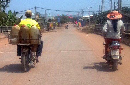 Xăng dầu tăng giá, nhưng vẫn "chảy" qua biên giới