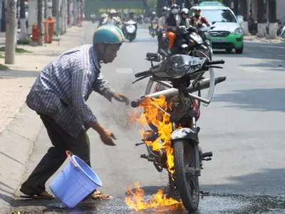 Xe máy đang chạy bốc cháy