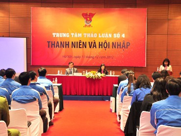 Đ/c Trần Đắc Lợi, Phó Trưởng Ban đối ngoại Trung ương Đảng và đ/c Phạm Thị Phương Chi - Ủy viên BTV, Trưởng Ban Quốc tế Trung ương Đoàn khóa IX chủ trì thảo luận