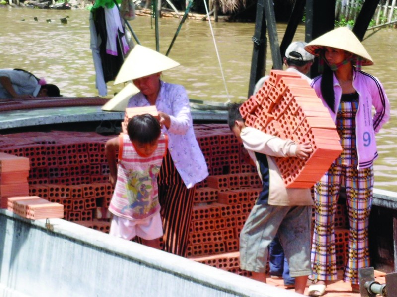 Lao động nhí khuân gạch ở An Giang