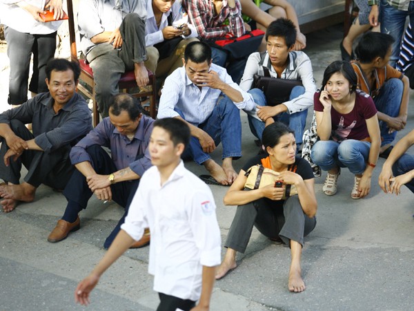 Mỗi mùa thi, cả sĩ tử và phụ huynh đều mệt mỏi, vất vả. Ảnh: Hồng Vĩnh