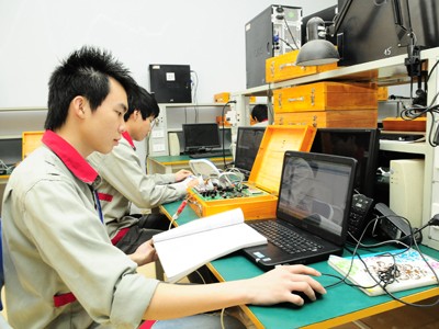 Cử nhân “học” làm công nhân