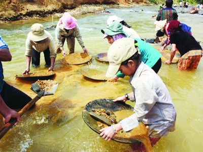 Đào đãi vàng trái phép trên khe Tăng (Phước Sơn, Quảng Nam) Ảnh: Nam Cường