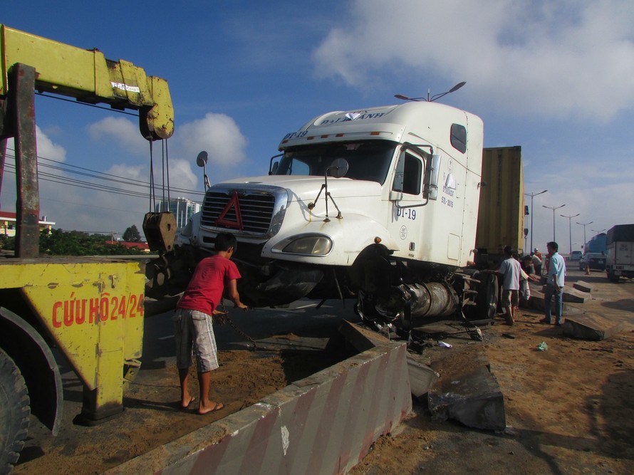 Xe container đâm bay hơn 50m dải phân cách