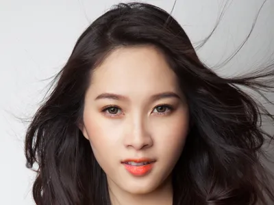 Nghệ sỹ, hoa hậu và … sách