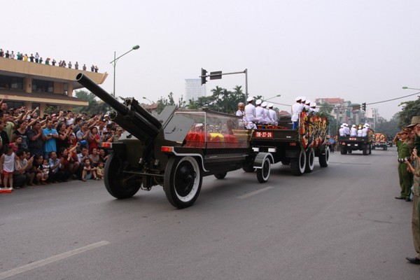 Xe chuyên dụng đưa linh cứu Đại tướng qua phố Kim Mã