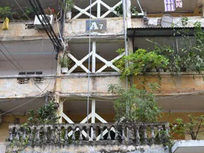 Người dân 'nín thở' sống trong công trình 30 năm