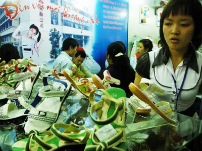 Giày dép xuất sang Trung Quốc