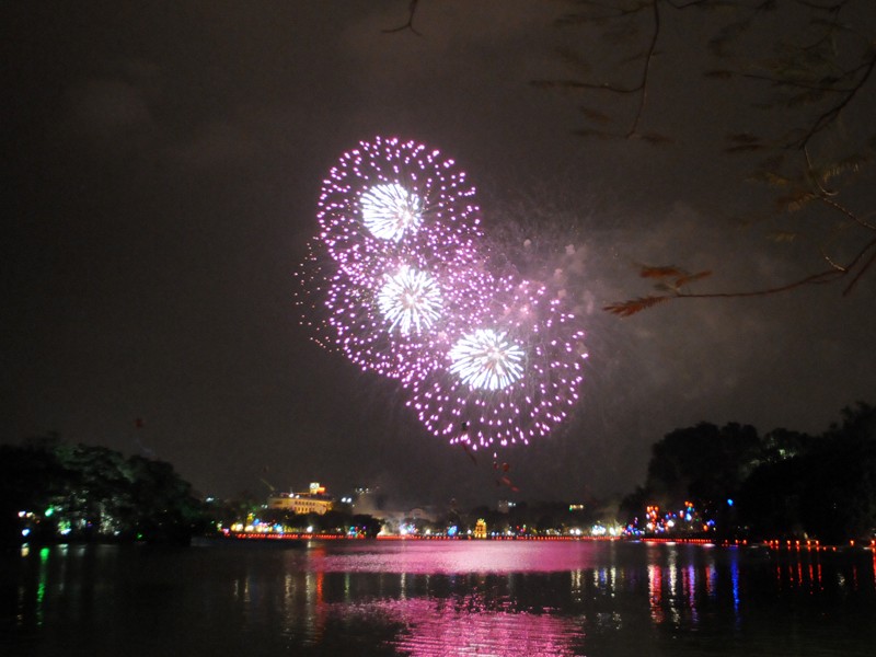 Pháo hoa rực rỡ, đất nước vào xuân