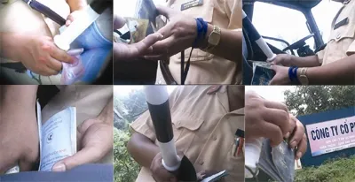Phóng viên báo Tiền Phong ghi lại hình ảnh CSGT nhận hối lộ