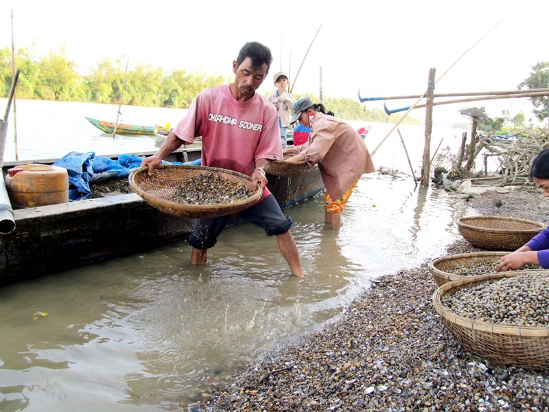 Anh Xồi làm hến kiêm luôn việc tìm vớt xác người