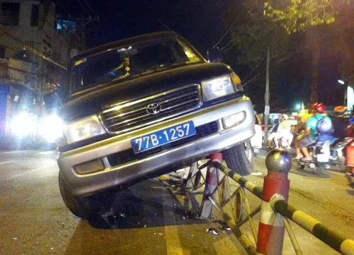 Xe biển xanh 'làm xiếc' ở dải phân cách