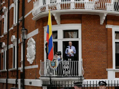 Ông chủ WikiLeaks hết đường ra