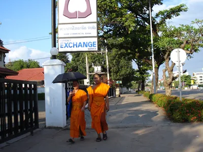 Ở Viêng Chăn đi khoảng vài trăm mét là gặp một ngôi chùa và màu vàng áo cà sa vì hơn 90% dân số theo đạo Phật. Đàn ông Lào ai cũng phải làm sư ít nhất một lần trong đời