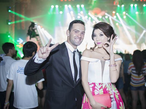 Ngọc Quyên quấn quýt bạn nhảy điển trai không rời
