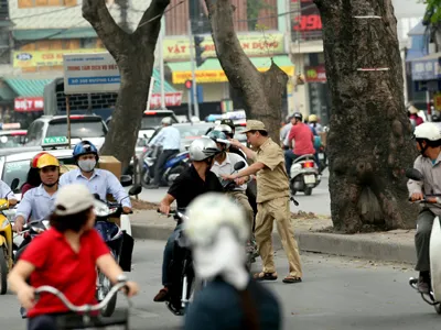 Tự quản đô thị: Lôm côm, múa gậy, dừng xe