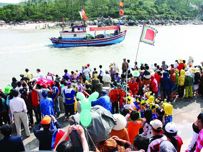 Đón tàu đánh cá trở về từ Hoàng Sa Ảnh: Văn Chương