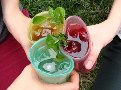 Cốc vừa uống nước, vừa... để ăn