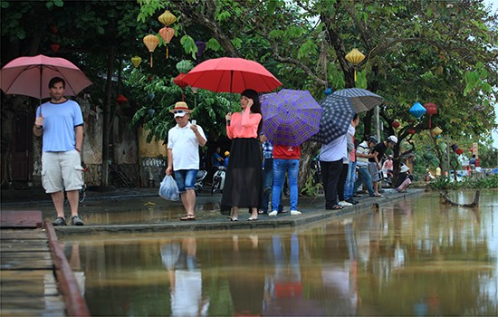 Du khách bì bõm lội phố cổ Hội An