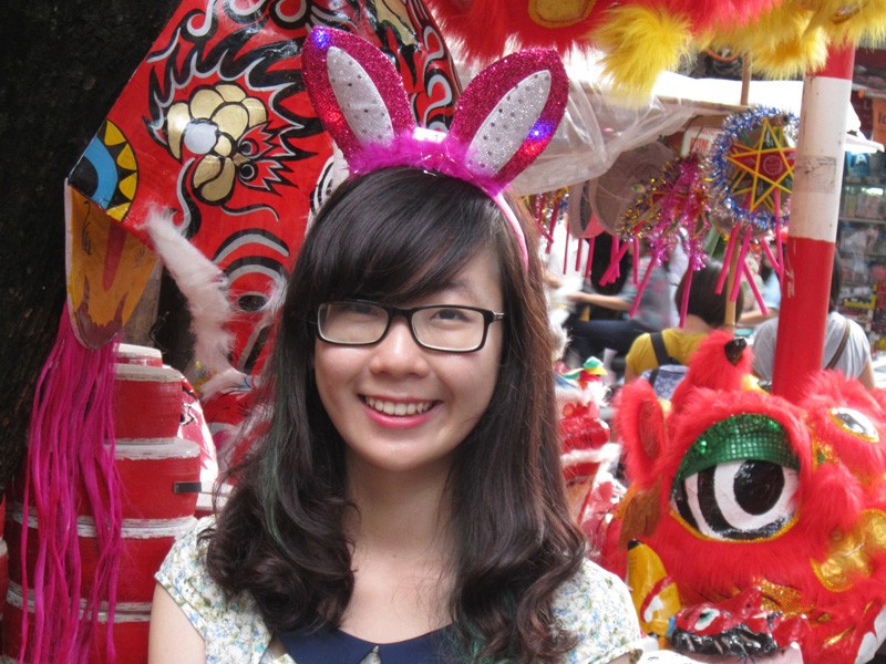 Nữ sinh xuống phố, rộn ràng sắm đồ đón Trung thu