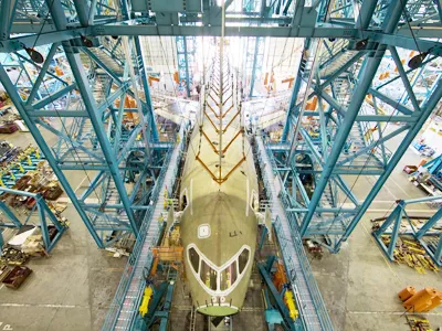 Một chiếc Boeing đang được đắp da đắp thịt
